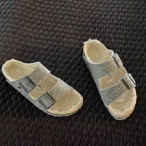 BIRKENSTOCK
ARIZONA HAPPY LAMB
Women’s Size 37 ~ 7US
GREY WOOL